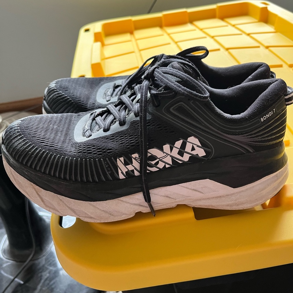 Hoka Bondi 7 black and white